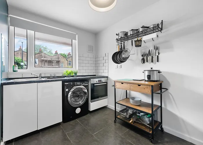 Spacious 3 Bedroom Whitechapel Apartment With Garden By Gold Stays
