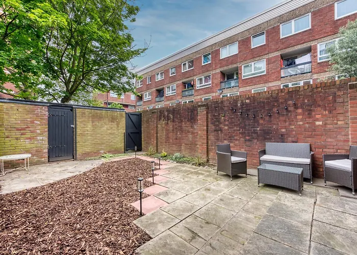 Spacious 3 Bedroom Whitechapel Apartment With Garden By Gold Stays